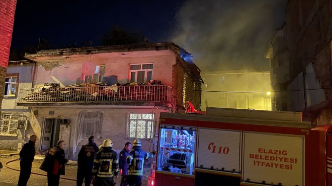 Elazığ'da binanın çatısında çıkan yangın söndürüldü