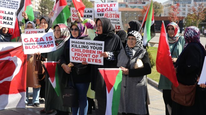 Elazığ'da kadınlar Filistin'e destek için oturma eylemi yaptı