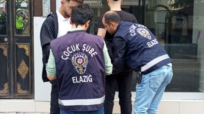 Elazığ'da polis ekipleri okulların çevresinde denetim yaptı