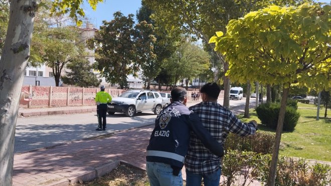 Elazığ'da polis okul önlerinde denetim yaptı