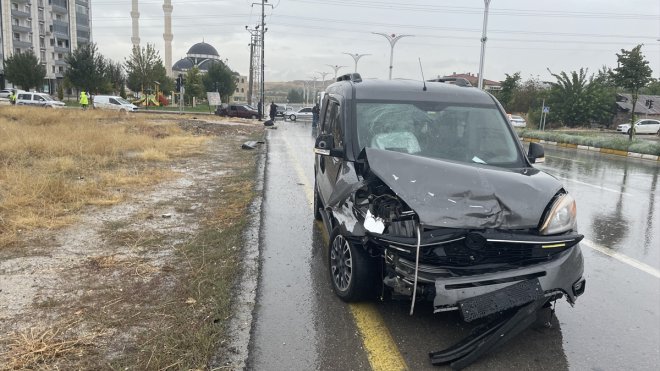 Elazığ'da otomobil ve hafif ticari aracın çarpıştığı kazada 8 kişi yaralandı