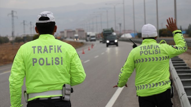 Erzincan'da trafik ekiplerinden kaza riski yüksek kavşaklarda dronla trafik denetimi