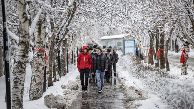 Erzurum'un Atatürk Üniversitesi Kampüsü'nde kış güzelliği