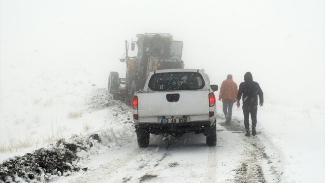 Bitlis'te kar ve tipi nedeniyle köy yolunda mahsur kalan 3 kişi kurtarıldı