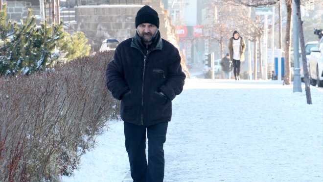 ERZURUM - Dondurucu soğuklar etkili oluyor1