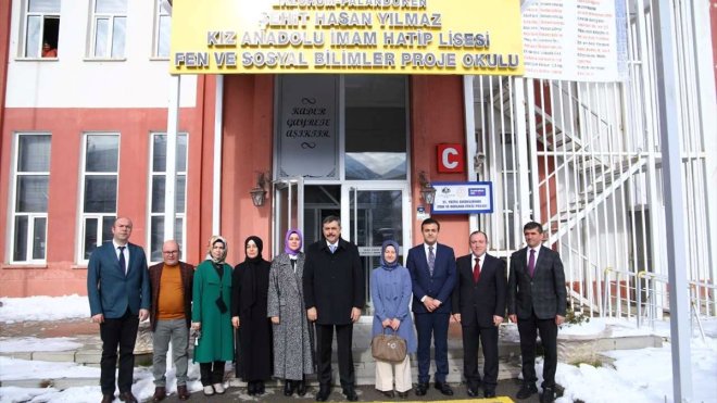 Erzurum Valisi Mustafa Çiftçi, kız öğrencilerle bir araya geldi