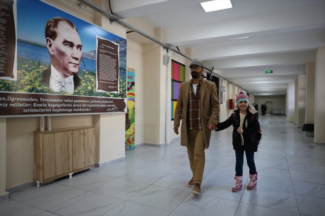 öğrencisi ve ışık öğretmen, ilk Beyzanur