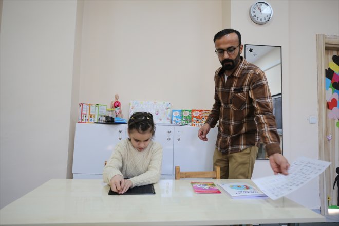 tek görme öğrencisi oldu ve öğretmen, Beyzanur