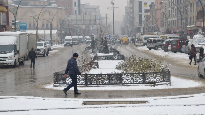 Hakkari'de 22 yerleşim birimine ulaşım sağlanamıyor