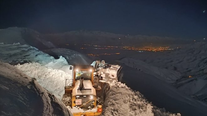 Hakkari'de üs bölgelerinin yolunun açılması için çalışmalar sürüyor