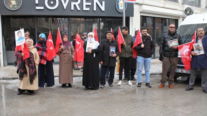 Vanlı aileler DEM Parti İl Başkanlığı önündeki eylemlerini sürdürdü