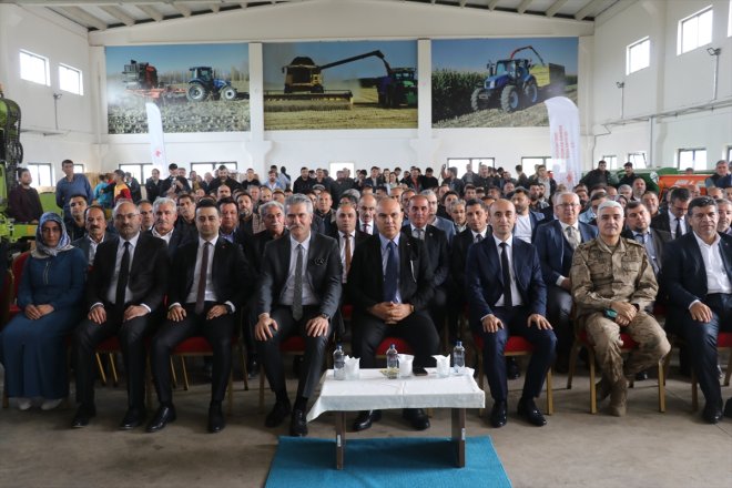 Ağrı'da 500 çiftçiye domates, salatalık ve biber fideleri verildi