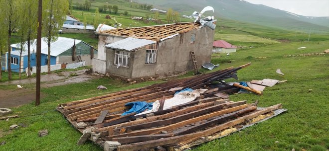 çatısı fırtına zarar gördü nedeniyle evin 5 Ağrı