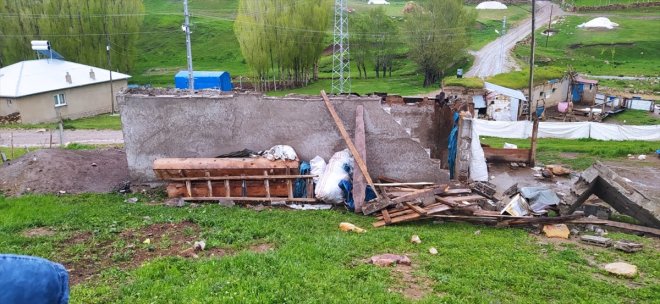 5 evin nedeniyle çatısı fırtına gördü zarar Ağrı