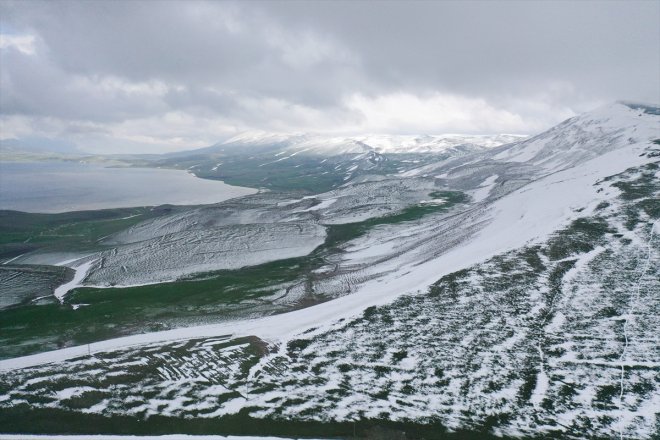 düzlüklerinde bahar yaşanıyor yükseklerinde kış, Ağrı