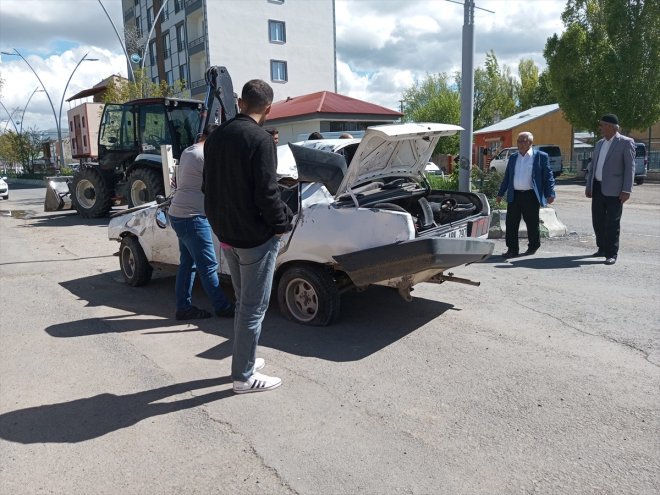 - devrilmesi Otomobilin yaralandı AĞRI 3 sonucu kişi 2