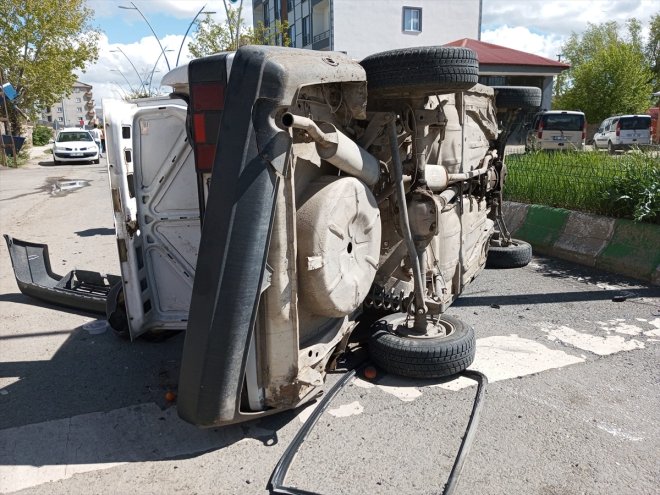 3 - yaralandı Otomobilin devrilmesi sonucu kişi AĞRI 5