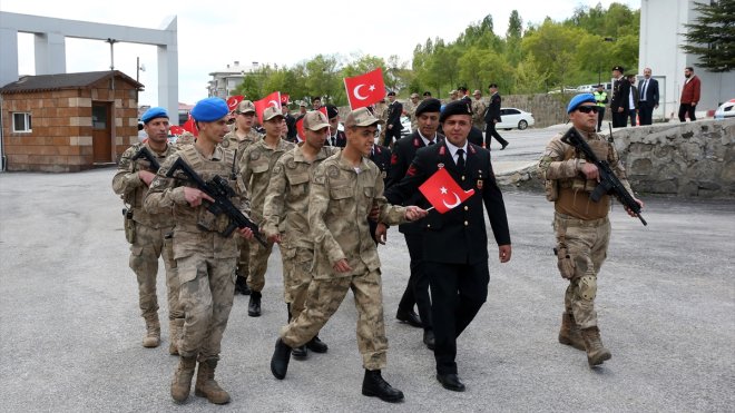 Bitlis'te 20 engelli kamuflaj giyerek bir günlüğüne asker oldu