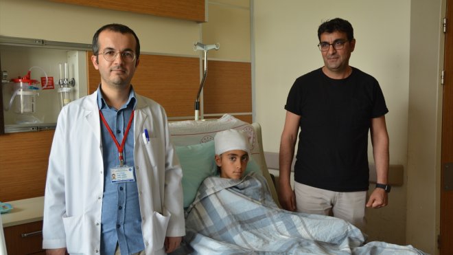 Bitlis'te beyin kanaması geçiren çocuk doktorların müdahalesiyle hayata tutundu