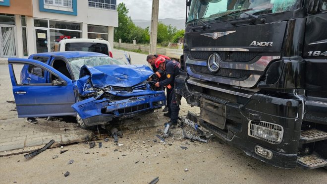 Doğanşehir'de tırla otomobil çarpıştığı kazada 1 kişi yaralandı