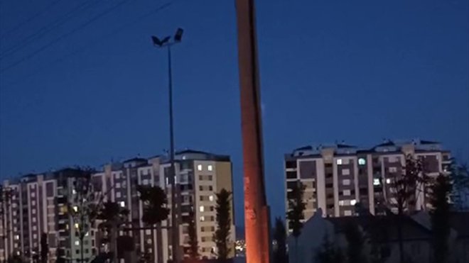 Elazığ'da elektrik direğinde çıkan yangın söndürüldü