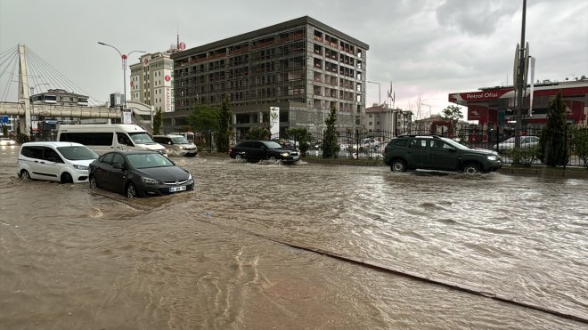 Elazığ'da dolu ve sağanak etkili oldu