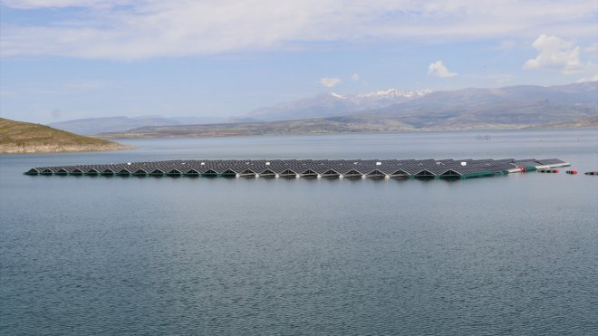 Türkiye'nin ilk yüzer güneş enerjisi santrali, elektrik üretimine haziranda başlıyor