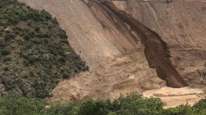 Erzincan Valisi Aydoğdu, İliç'teki maden ocağında kontrollü toprak indirildiğini açıkladı