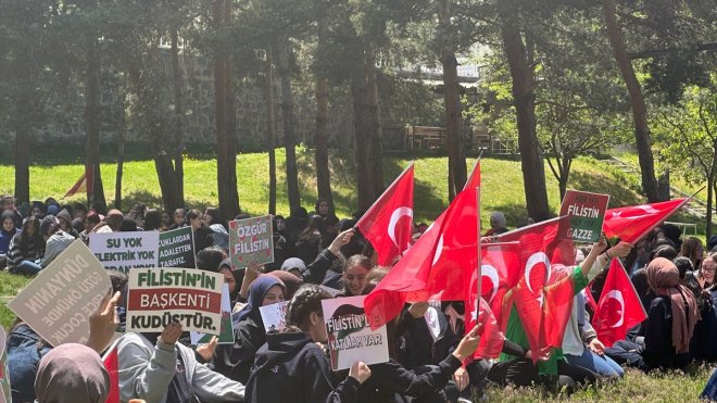 Erzurum'da lise öğrencileri Gazze için sessiz yürüyüş ve oturma eylemi yaptı