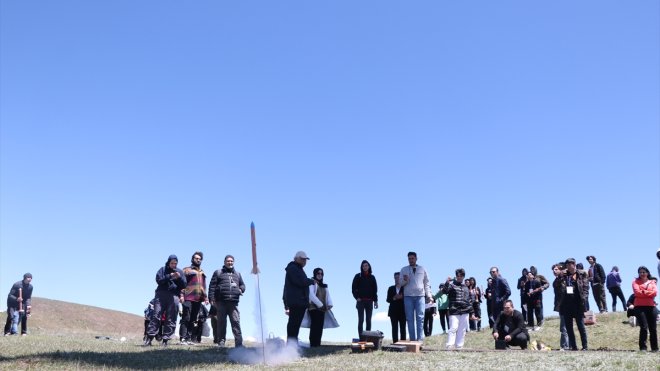 Erzurum'daki tarihi Aziziye Tabyalarında öğrencilerin roketleri gökyüzünü süsledi
