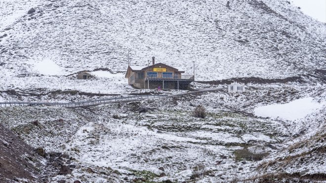 Erzurum'un yüksek kesimlerinde kar ve sis etkili oldu