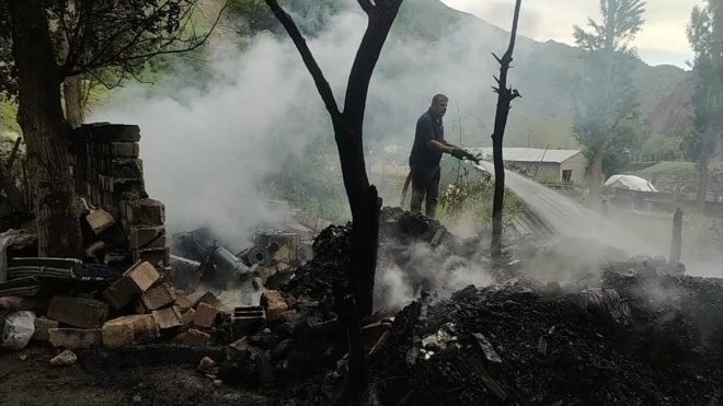 Hakkari'de iki odunluk, tandır evi ve depoda çıkan yangın söndürüldü