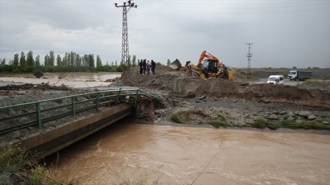 Iğdır'da sel bazı köylerde hasara yol açtı