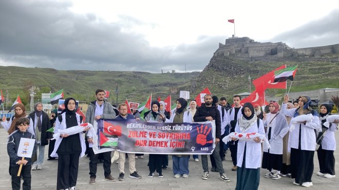 Kars'ta doktorlar ve sağlık çalışanları, Filistin için 'sessiz yürüyüş'lerini sürdürdü