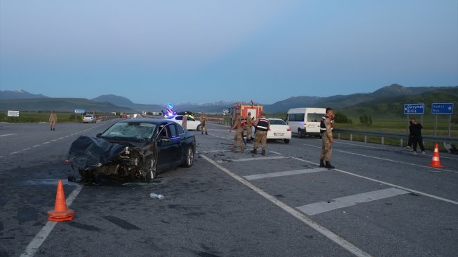 Muş'ta 2 otomobilin çarpışması sonucu 3 kişi öldü, 5 kişi yaralandı