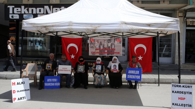 Muşlu aileler DEM Parti önündeki eylemlerini sürdürdü