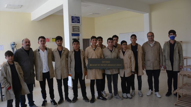 Tatvan'da lise öğrencileri, uygulamalı derslerde süs eşyaları üretiyor