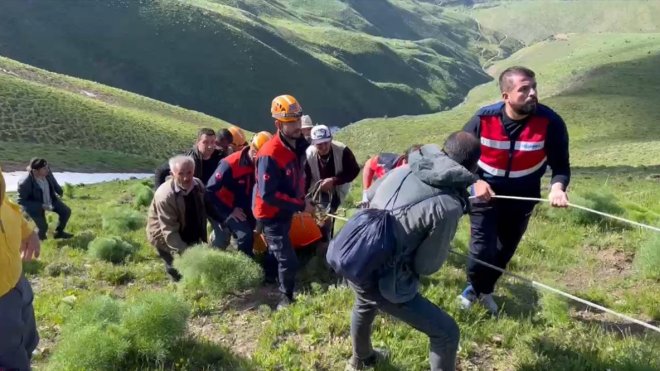 Van'da ekipler, ot toplarken kayalıktan düşerek yaralanan kişi için seferber oldu