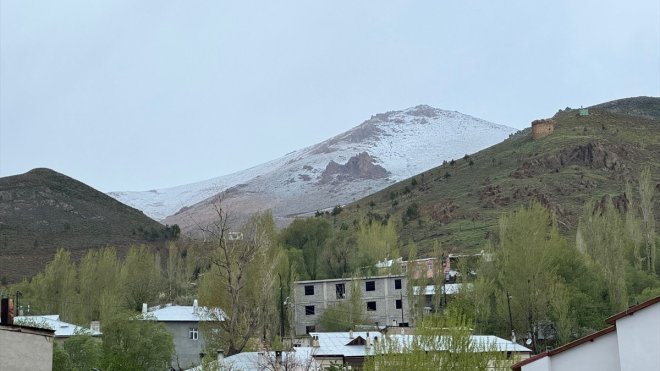 Van'ın yüksek kesimlerine kar yağdı