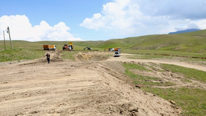 Van Valisi Balcı, yapımı devam eden göletlerde incelemelerde bulundu