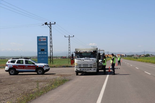 Ağrı'da jandarma ekipleri bayram tatilinde denetimlerini sürdürüyor