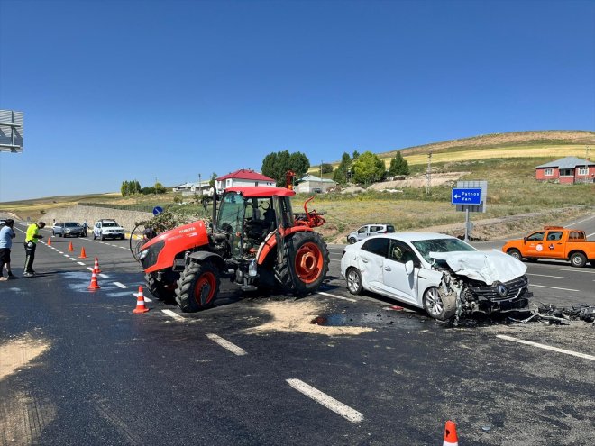 kişi sonucu yaralandı 3 ile çarpışması otomobil Ağrı