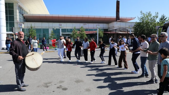 Dünya Muaythai Şampiyonası ikincisi Sibel Oruç, Ağrı'da halaylarla karşılandı