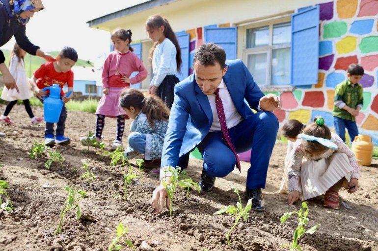 Atıl alanı organik tarım alanına çeviren fedakar öğretmen, ürünlerin geliriyle öğrencilerin eğitim ihtiyaçlarını karşılıyor1