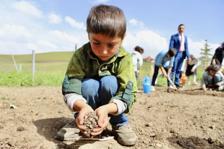 Atıl alanı organik tarım alanına çeviren fedakar öğretmen, ürünlerin geliriyle öğrencilerin eğitim ihtiyaçlarını karşılıyor4