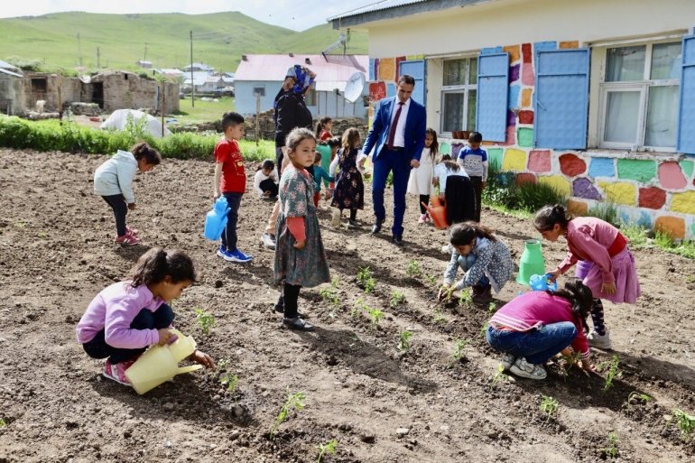 Atıl alanı organik tarım alanına çeviren fedakar öğretmen, ürünlerin geliriyle öğrencilerin eğitim ihtiyaçlarını karşılıyor8