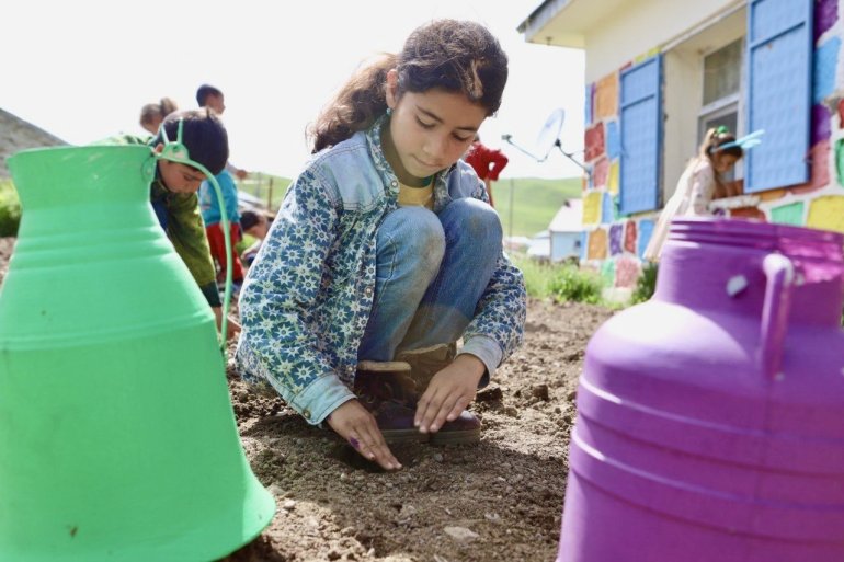 Atıl alanı organik tarım alanına çeviren fedakar öğretmen, ürünlerin geliriyle öğrencilerin eğitim ihtiyaçlarını karşılıyor9