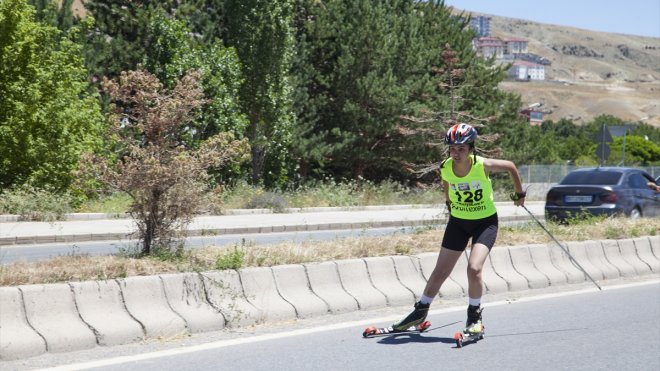 Bitlis'te düzenlenen Tekerlekli Kayak Türkiye Şampiyonası devam ediyor