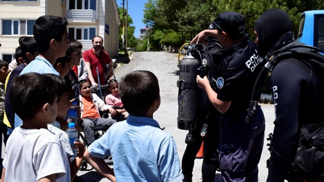 Bitlis'te özel öğrenciler polis botuyla Van Gölü'nde gezintiye çıkarıldı