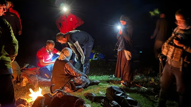 Bitlis'te attan düşerek kafa travması geçiren kadın ambulans helikopterle hastaneye ulaştırıldı